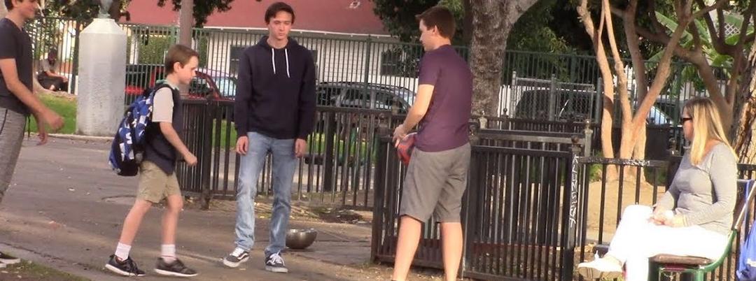 Menino sofre bullying em parque e é salvo por adultos; Assista o vídeo