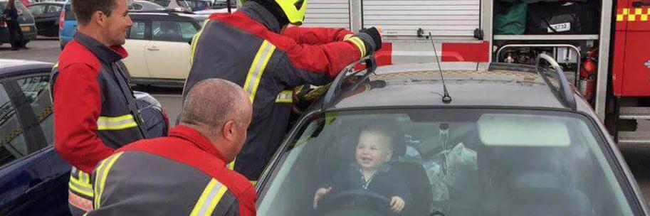 Bebê se tranca em carro e não para de rir durante o resgate