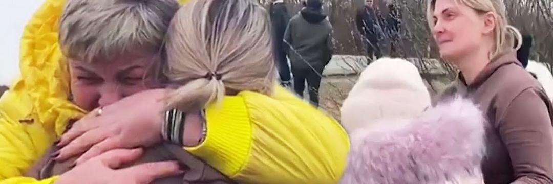 Pai ucraniano entrega seus dois filhos para uma estranha levá-los para o outro lado da fronteira [VÍDEO]
