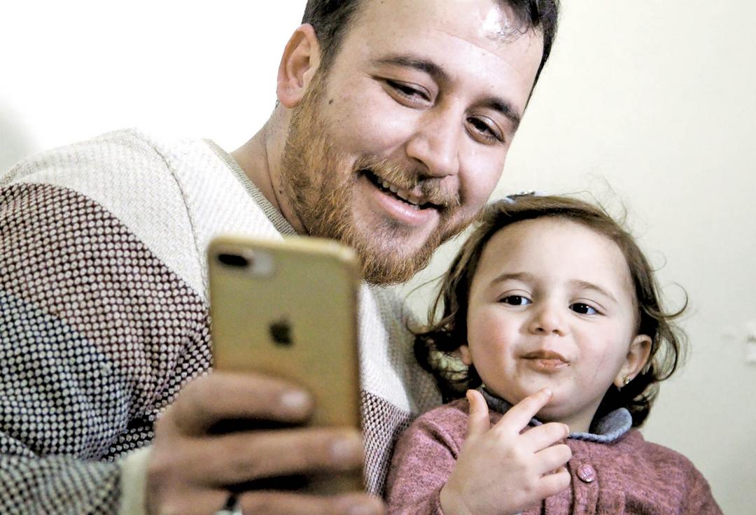 Pai sírio cria brincadeira para distrair filha durante bombardeios e vídeo viraliza - Papo de Pai