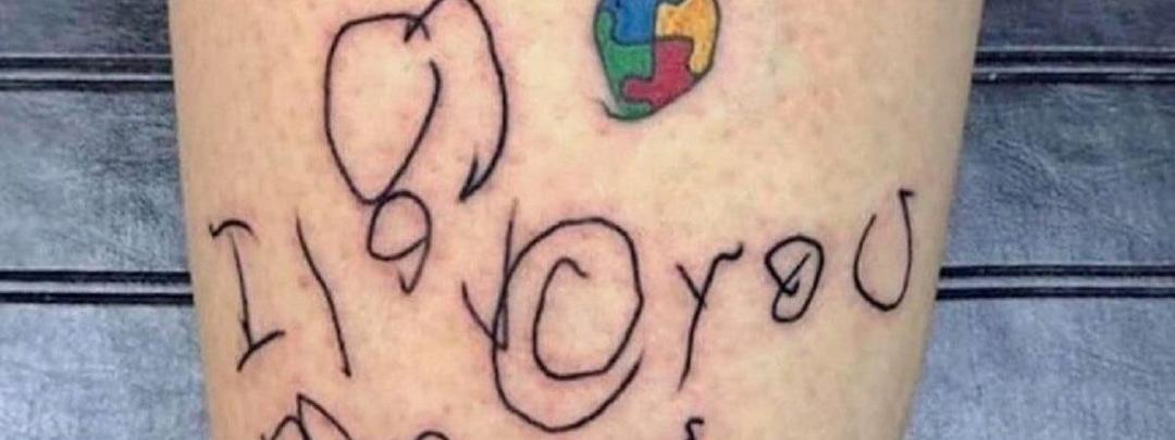 Mãe homenageia filho autista tatuando no braço o primeiro desenho dele