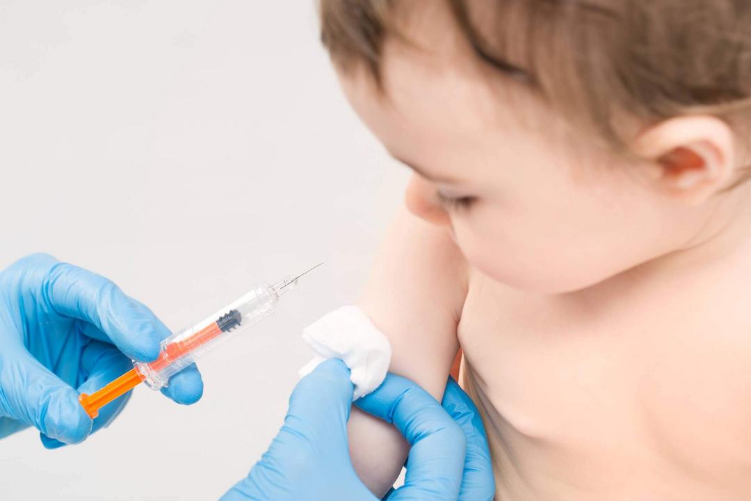 Pais acusam hospital de deixar agulha na coxa de bebê após vacina - Papo de Pai