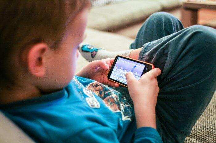 Estudo comprova: Brinquedos eletrônicos podem causar atrasos na linguagem - Papo de Pai