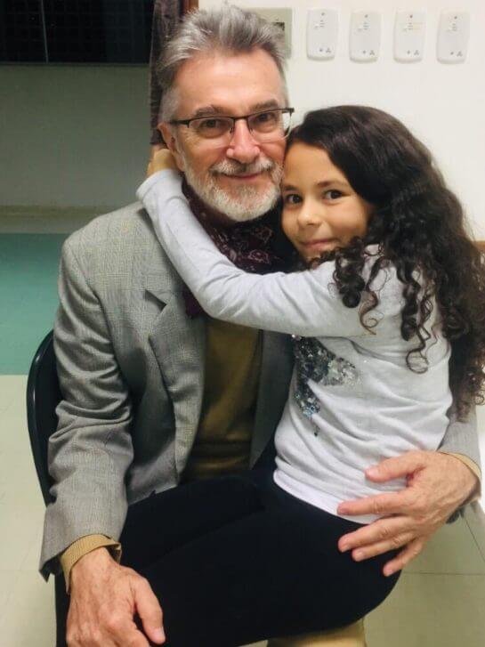 Aluna leva sua filha para a aula e professor reage de forma especial - Papo de Pai
