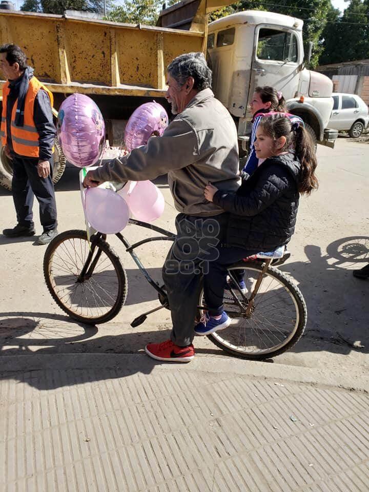 Avô enfeita bicicleta com balões para buscar neta na escola - Papo de Pai