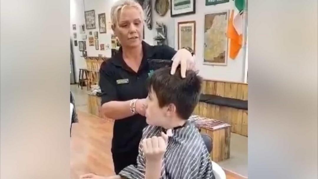 Barbeiros cortam cabelo de autistas onde eles se sentem mais seguros - Papo de Pai