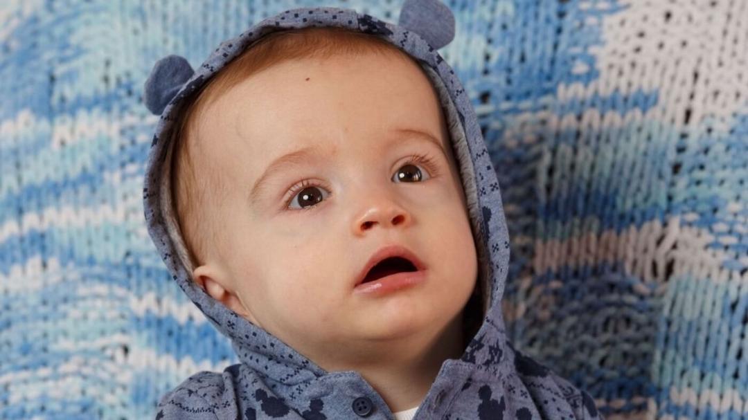 Bebê surpreende a família ao sorrir para o pai após sete meses de coma - Papo de Pai
