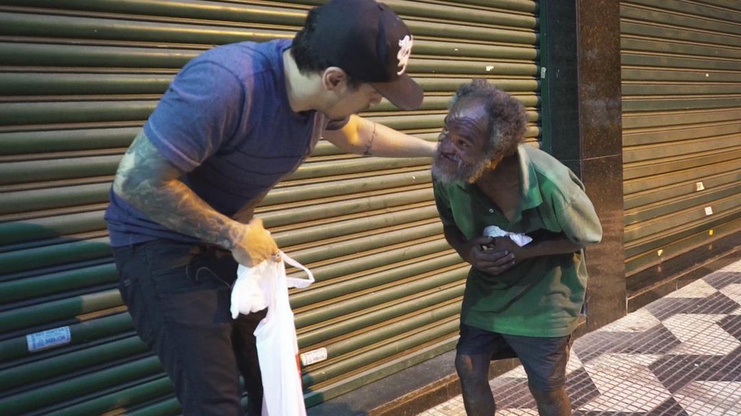 Chris Pratt leva filho de sete anos a distribuir comida pelos sem-abrigo - Papo de Pai
