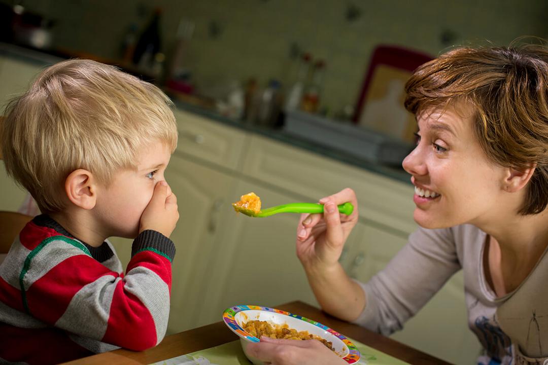 Como ensinar suas crianças a não ter complexos com alimentação - Papo de Pai