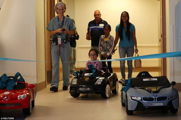 Crianças dirigem carrinhos de controle remoto até local de cirurgia em hospital dos EUA - Papo de Pai