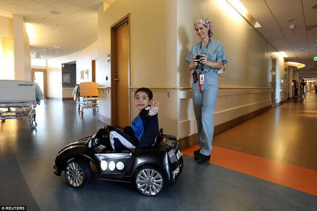 Crianças dirigem carrinhos de controle remoto até local de cirurgia em hospital dos EUA - Papo de Pai