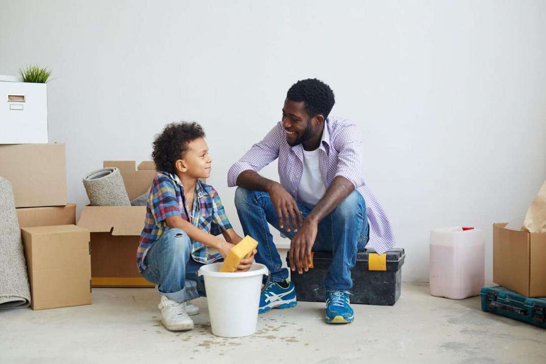 Crianças que ajudam nas tarefas do lar serão adultos de sucesso - Papo de Pai