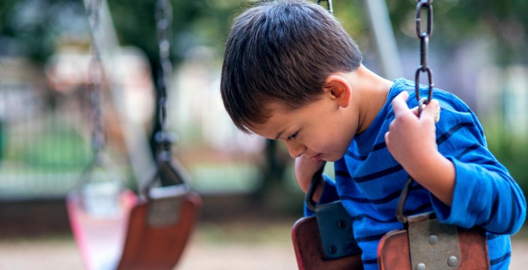 Escola coloca bolinhas de Tênis em cadeiras para ajudar menino com autismo - Papo de Pai