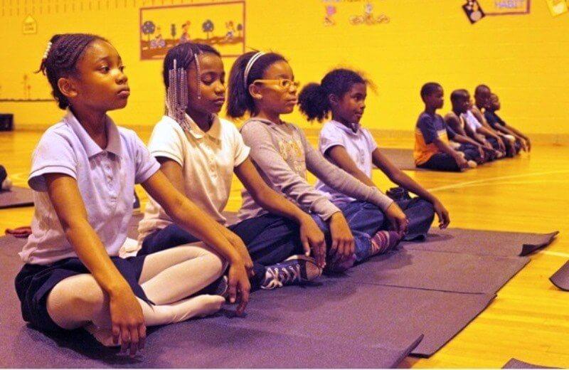 Escola encontra na Yoga uma alternativa para suspensões escolares - Papo de Pai