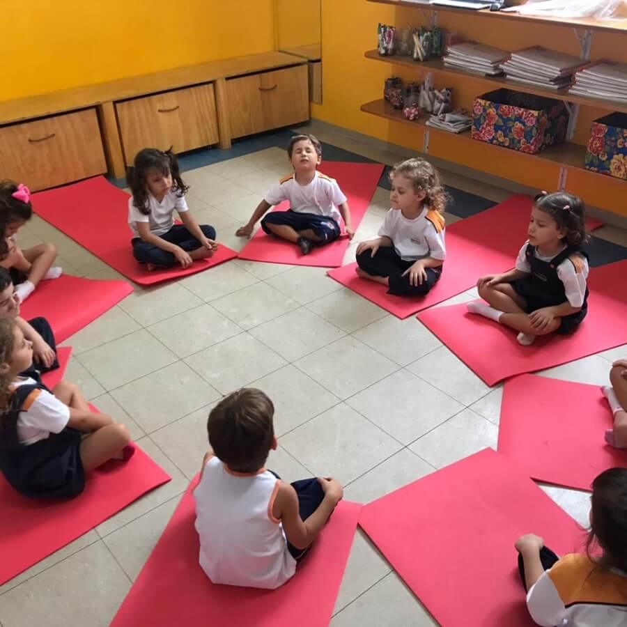 Escola encontra na Yoga uma alternativa para suspensões escolares - Papo de Pai