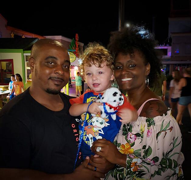 Família sofre preconceito por ter adotado um bebê branco - Papo de Pai