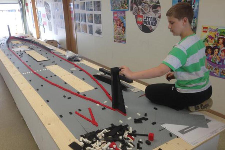 Menino autista constrói réplica do Titanic usando peças de LEGO - Papo de Pai