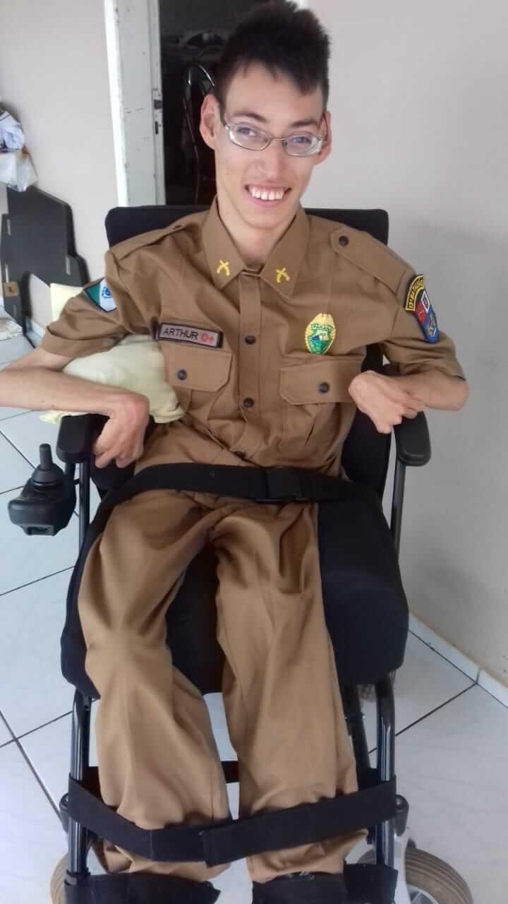 Jovem com paralisia cerebral é levado para dar volta de caminhão