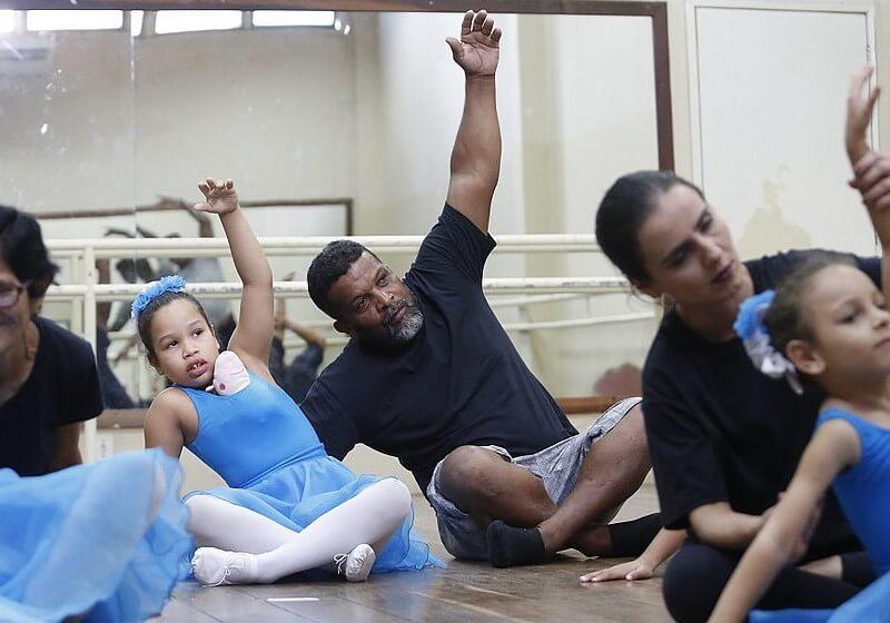 Pedreiro aprende a dançar balé para acompanhar suas filhas autistas - Papo de Pai