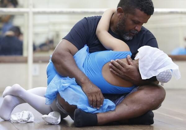 Pedreiro aprende a dançar balé para acompanhar suas filhas autistas - Papo de Pai