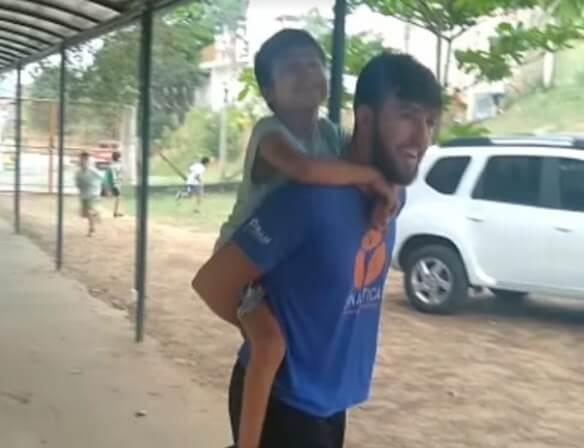 Professor de escola de educação física pula corda com aluno cadeirante e emociona- Papo de Pai