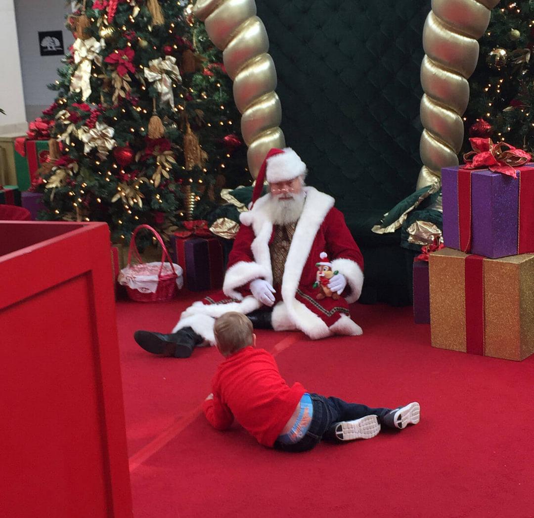 Shoppings nos Estados Unidos criam alternativa para crianças com autismo conhecerem o Papai Noel - Papo de Pai