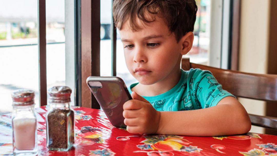 Usar um telefone celular para acalmar uma criança impede que ela aprenda a acalmar a si mesma - Papo de Pai