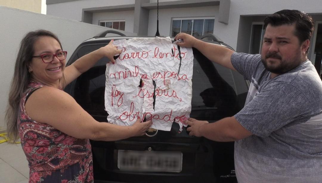 Após cesárea, Pai coloca cartaz sincero no carro e bomba na web - Papo de Pai