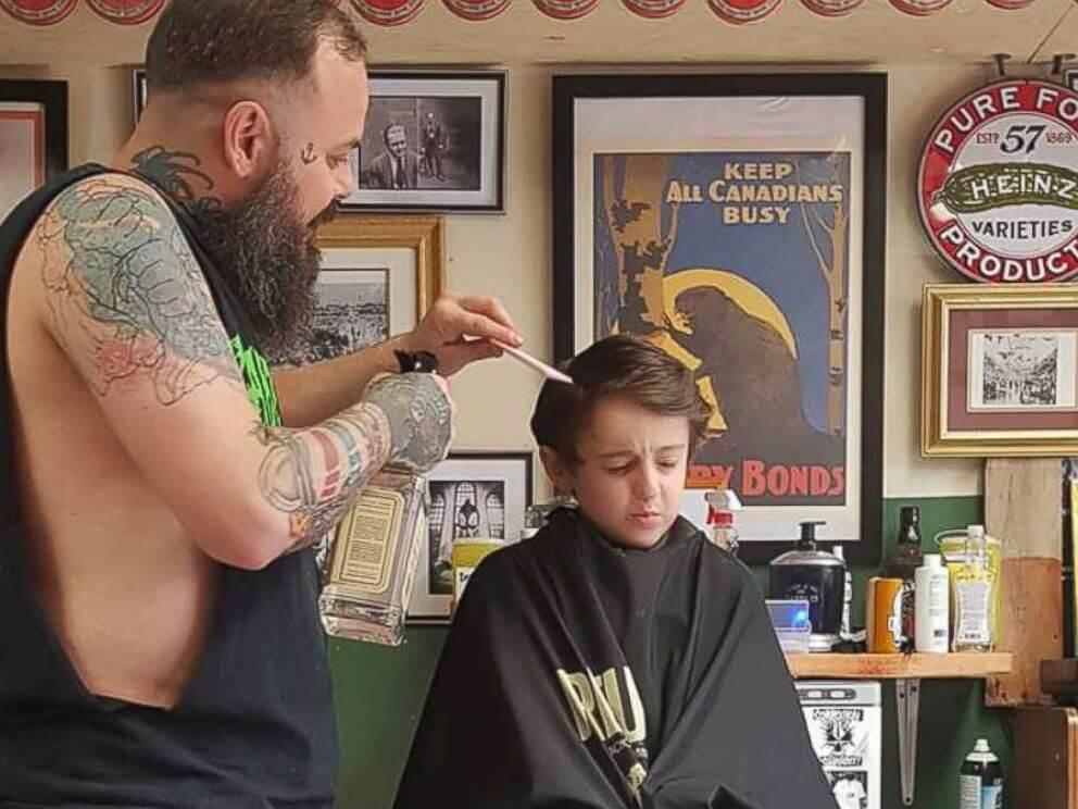 Barbeiro fica famoso por atendimento carinhoso a crianças especiais - Papo de Pai