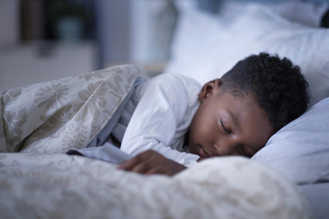 Seus filhos estão dormindo menos? Pode culpar a quarentena - Papo de Pai