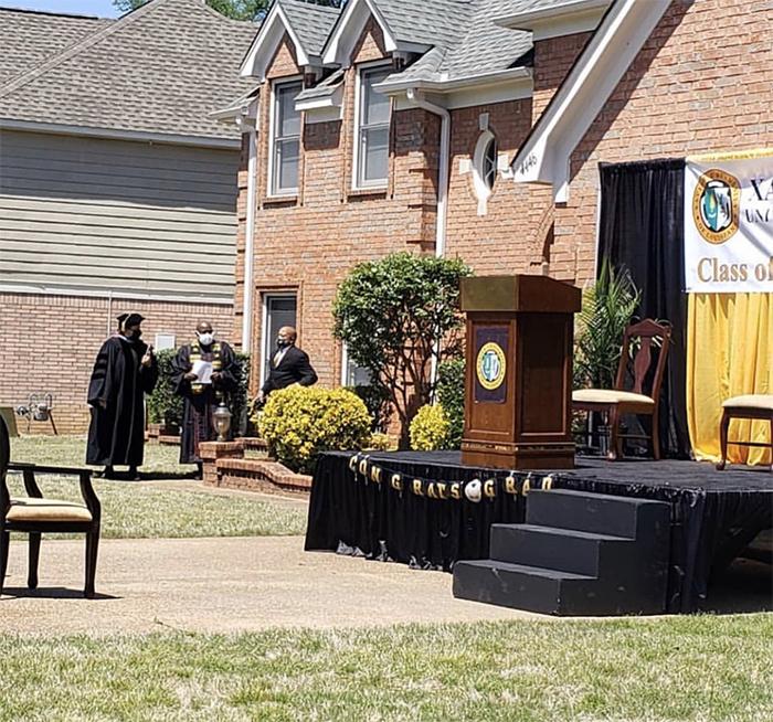 Babão cria palco de cerimônia no quintal de casa para graduação da filha - Papo de Pai
