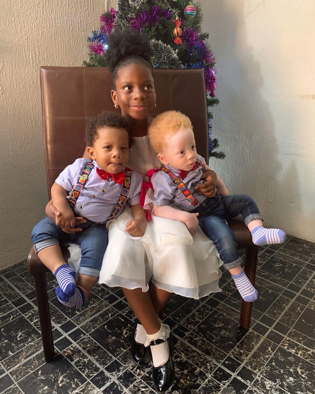 Casal nigeriano tem filhos gêmeos, um deles branco, e causam supresa nas redes sociais - Papo de Pai