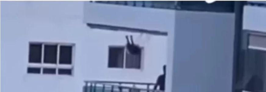 Vídeo mostra pai e filha brincando de balanço na varanda do 8º andar e imagem é desesperadora