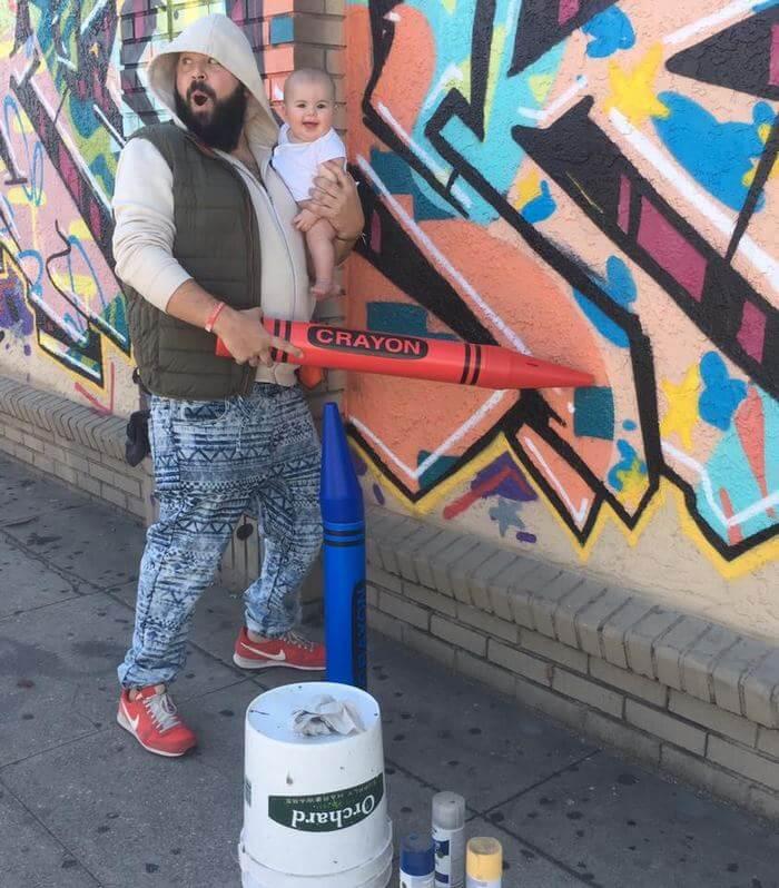 Ele bomba no Instagram por tirar fotos inusitadas com sua filha
