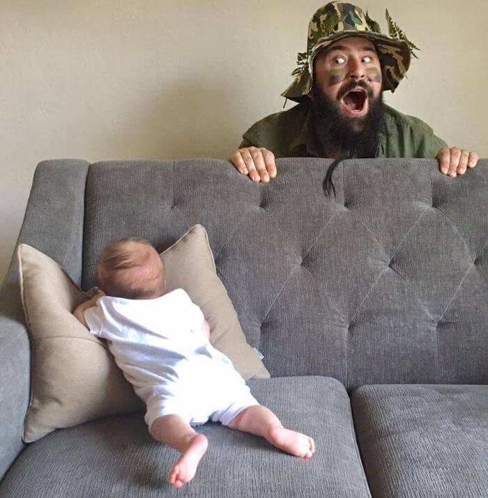Ele bomba no Instagram por tirar fotos inusitadas com sua filha