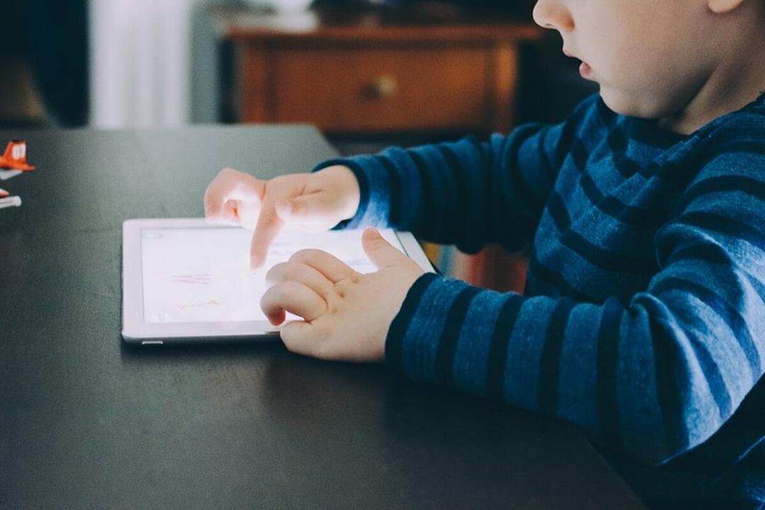 Estudo aponta - apenas 37% dos pais se preocupam com os riscos que os filhos correm na Internet - Papo de Pai