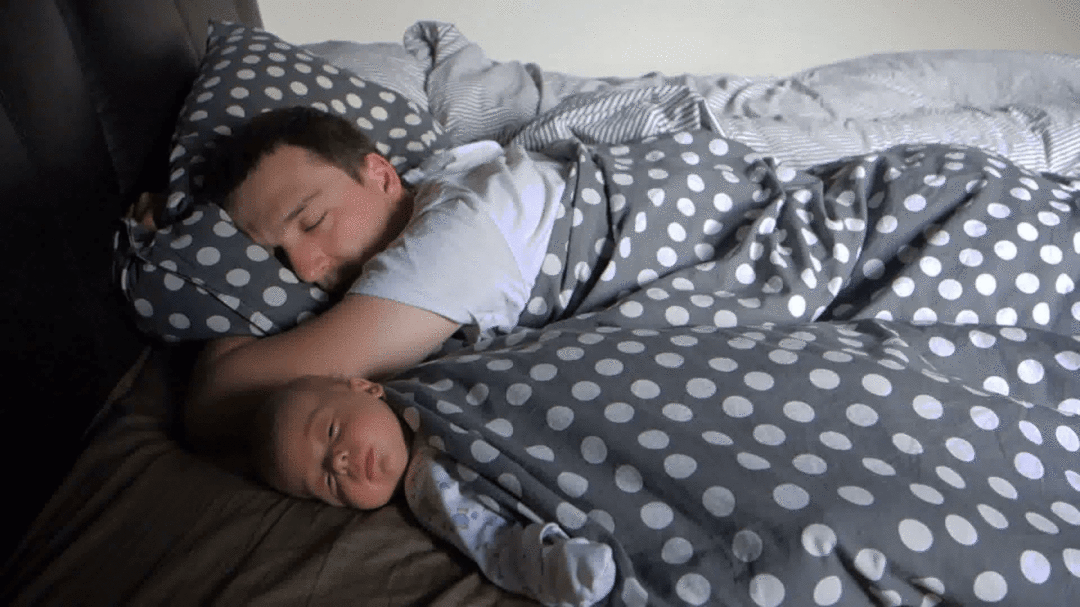 Estudo revela - Pais dormem mal por seis anos após terem filhos - Papo de Pai