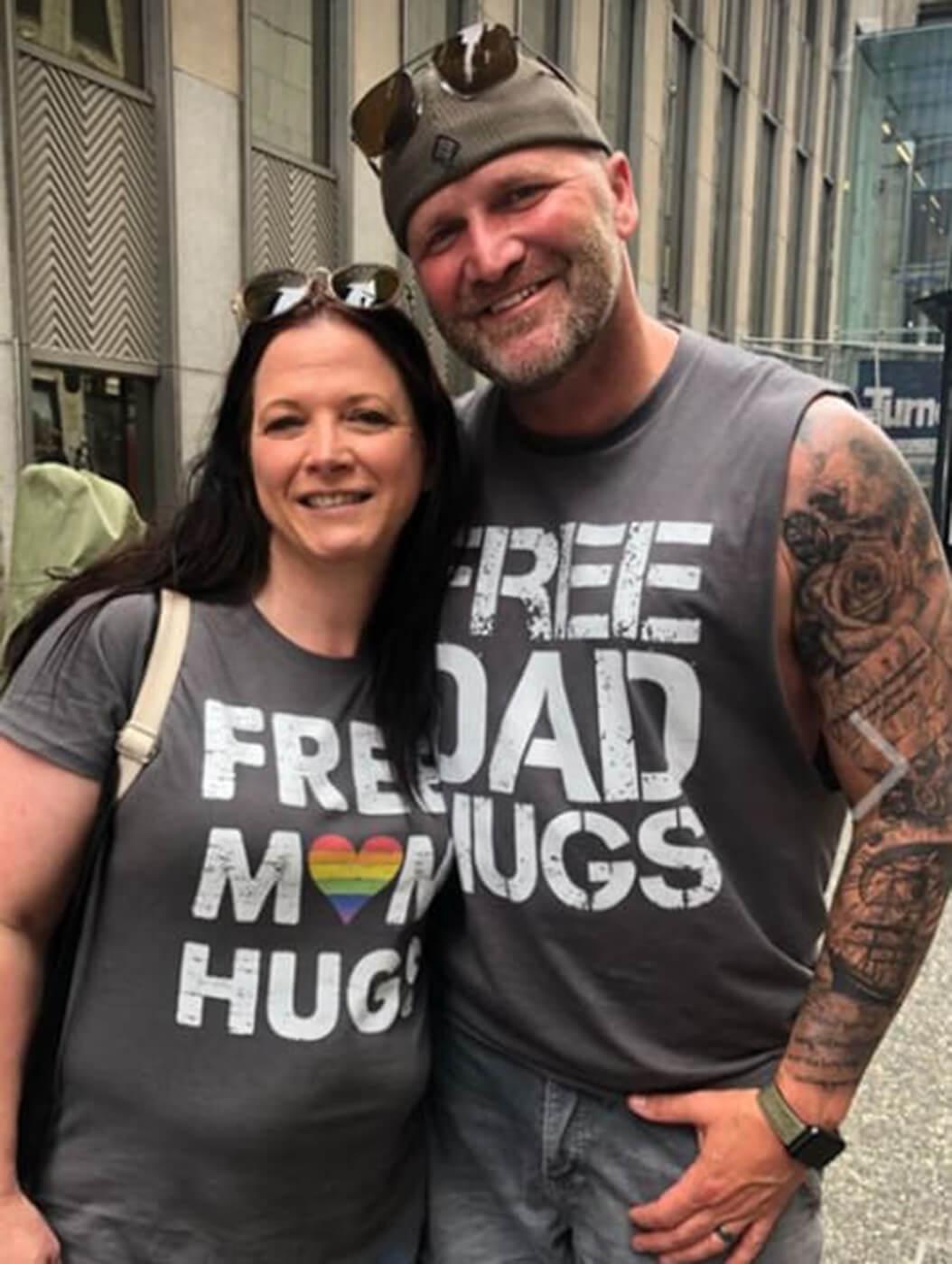 Homem oferece Abraços de Pai Grátis em parada do gay e emociona participantes - Papo de Pai