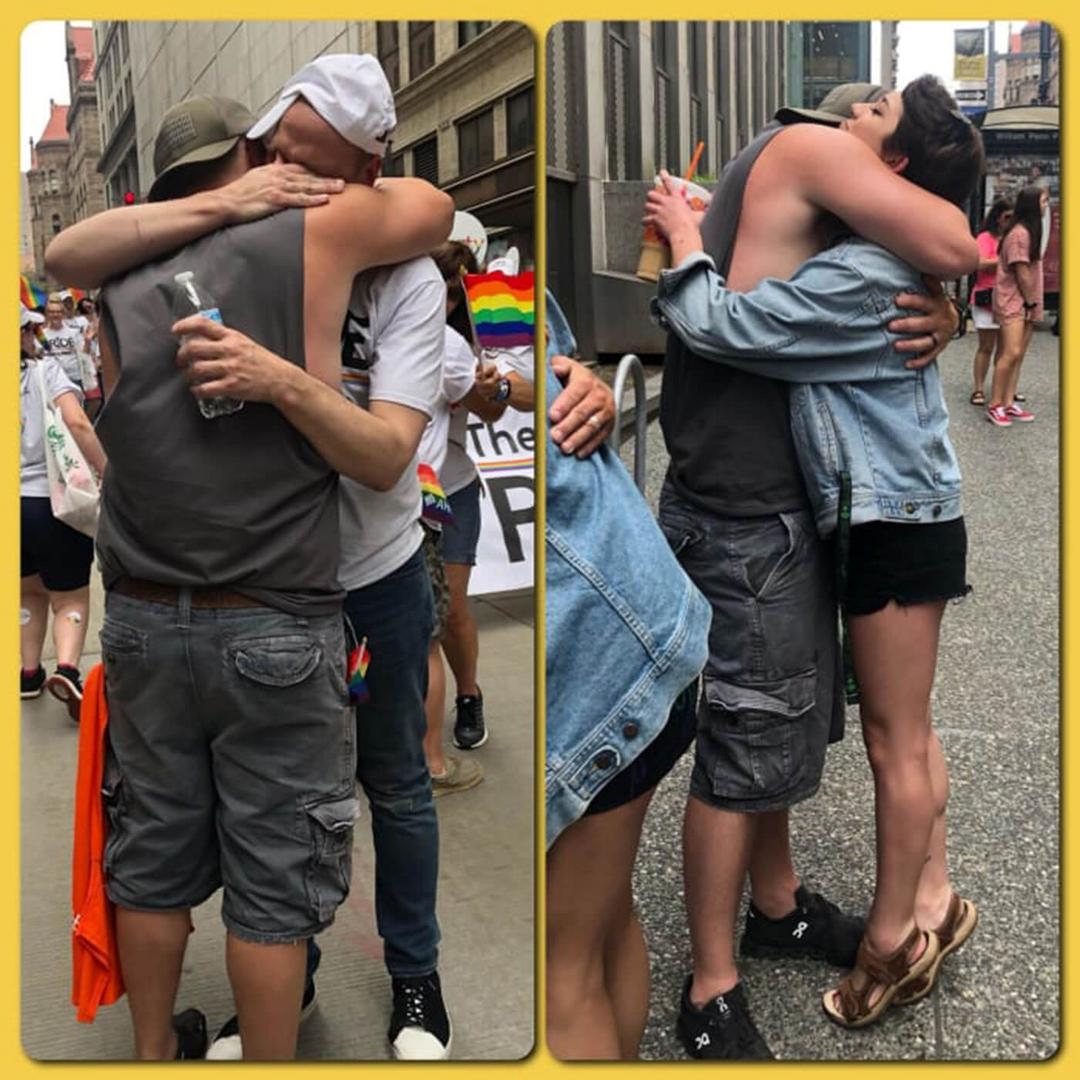 Homem oferece Abraços de Pai Grátis em parada do gay e emociona participantes - Papo de Pai