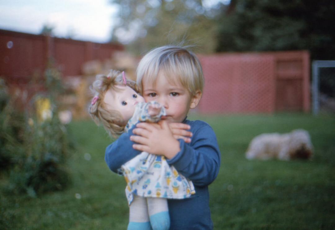 Meninos que brincam com bonecas se tornam crianças mais carinhosas e empáticas