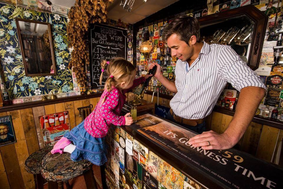 Pai constrói pub em seu próprio jardim para manter vida social após nascimento da filha