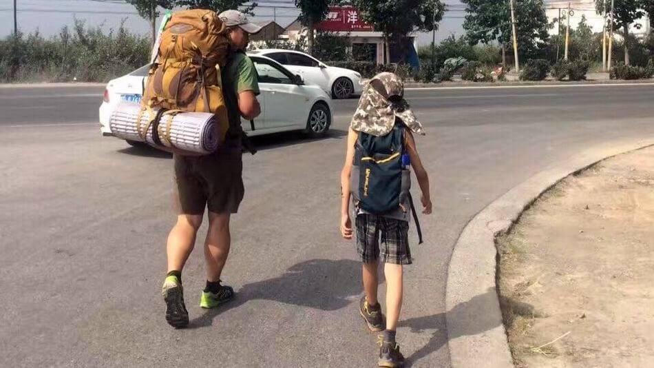 Pai leva filho de oito anos em mochilão para humildade e gentileza