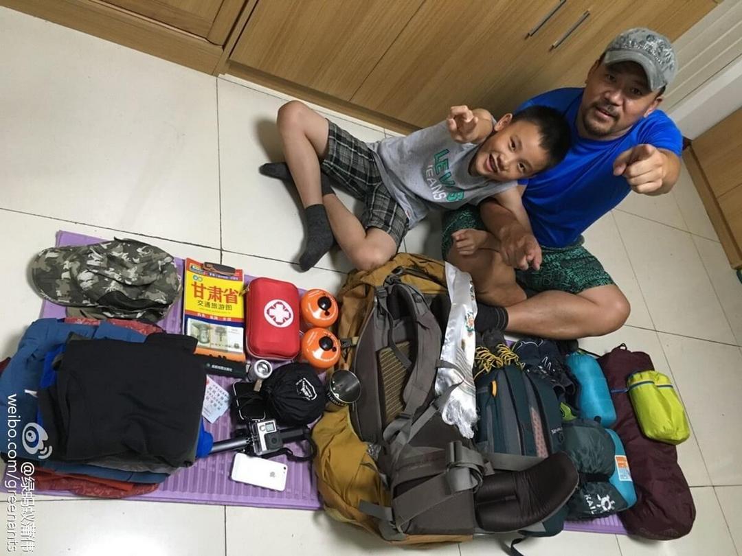 Pai leva filho de oito anos em mochilão para humildade e gentileza