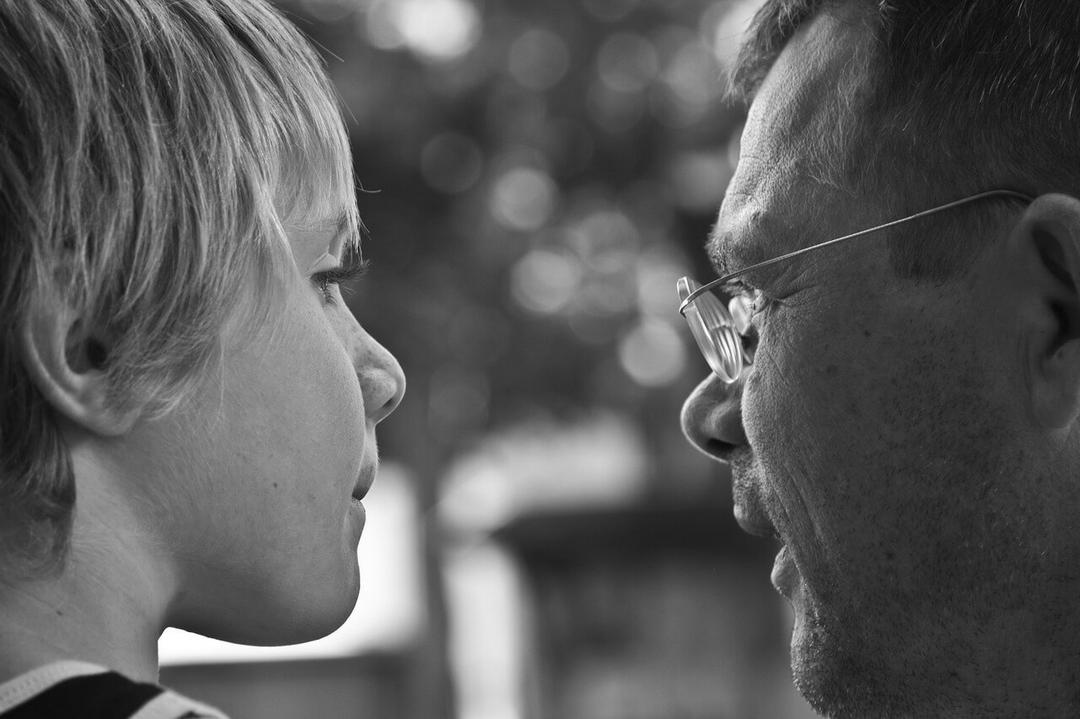 Linguagem do amor de seu filho: Entenda como funciona e aprenda a usá-la - Papo de Pai