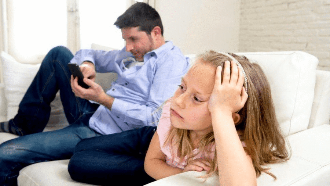 Pesquisa aponta - 83% das crianças se sentem trocadas pelo celular e 56% querem ser um