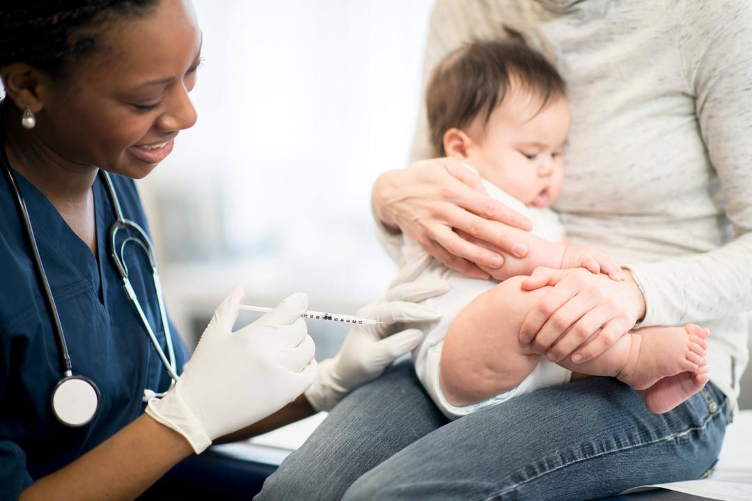 Pais acusam hospital de deixar agulha na coxa de bebê após vacina - Papo de Pai
