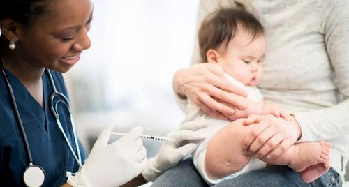 Pais acusam hospital de deixar agulha na coxa de bebê após vacina