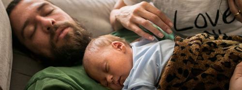 Deitar-se com seu filho na hora dele dormir não é um “mau hábito”!