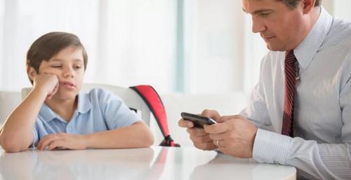 Estudos revelam: Seu vício em celular afeta seus filhos