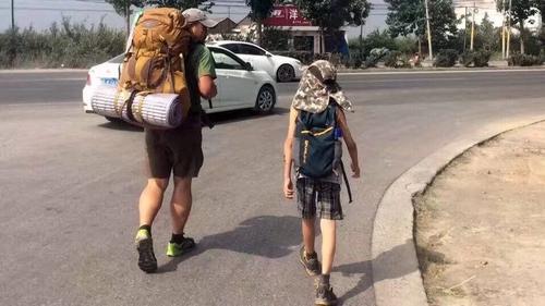 Pai leva filho de oito anos em mochilão para ensinar humildade e gentileza